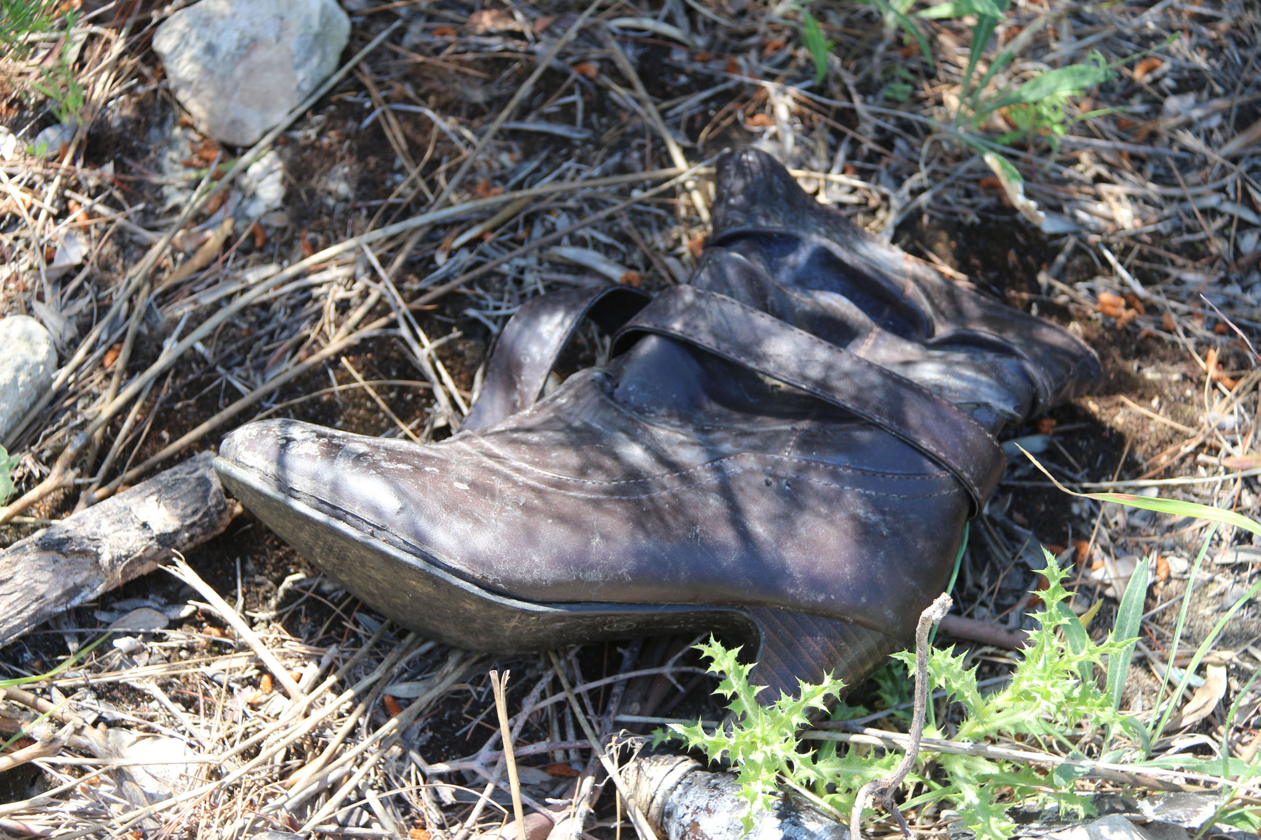 Zurückgelassene Schuhe in der Bucht von Dikili. Bild: Michael Bonvalot